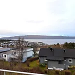 Hébergement de vacances Aurora Fjord View Escape Garden Sleeps 10 Narvik