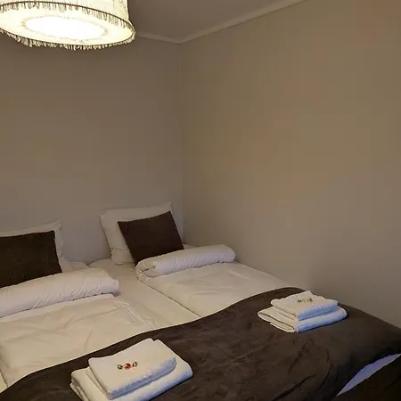 Aurora Fjord View Escape Garden Sleeps 10 * Narvik