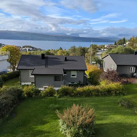 Aurora Fjord View Escape Garden Sleeps 10 Holiday home Narvik