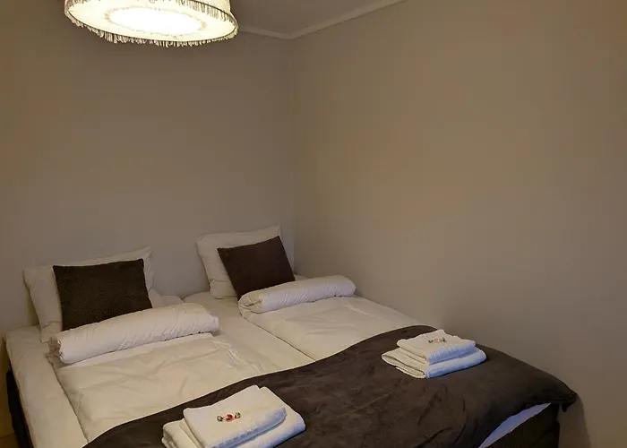 Aurora Fjord View Escape Garden Sleeps 10 * Narvik